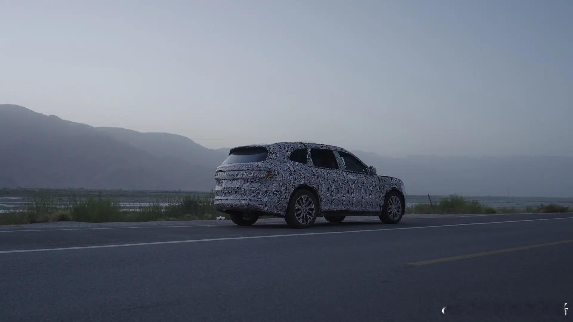 这应该是8X的官图实拍了吧，轮廓非常清晰呀。轮胎尺寸和比例很对味，还是一个001