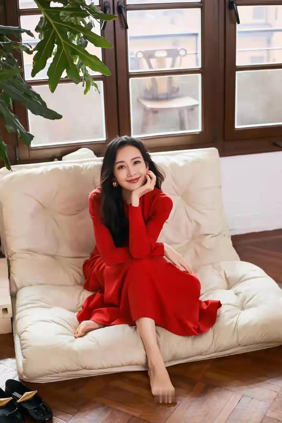 [吃瓜群众]王鸥🆚宋佳，都多大岁数的人了，“争议”又多，衣服穿得保守低调，还非