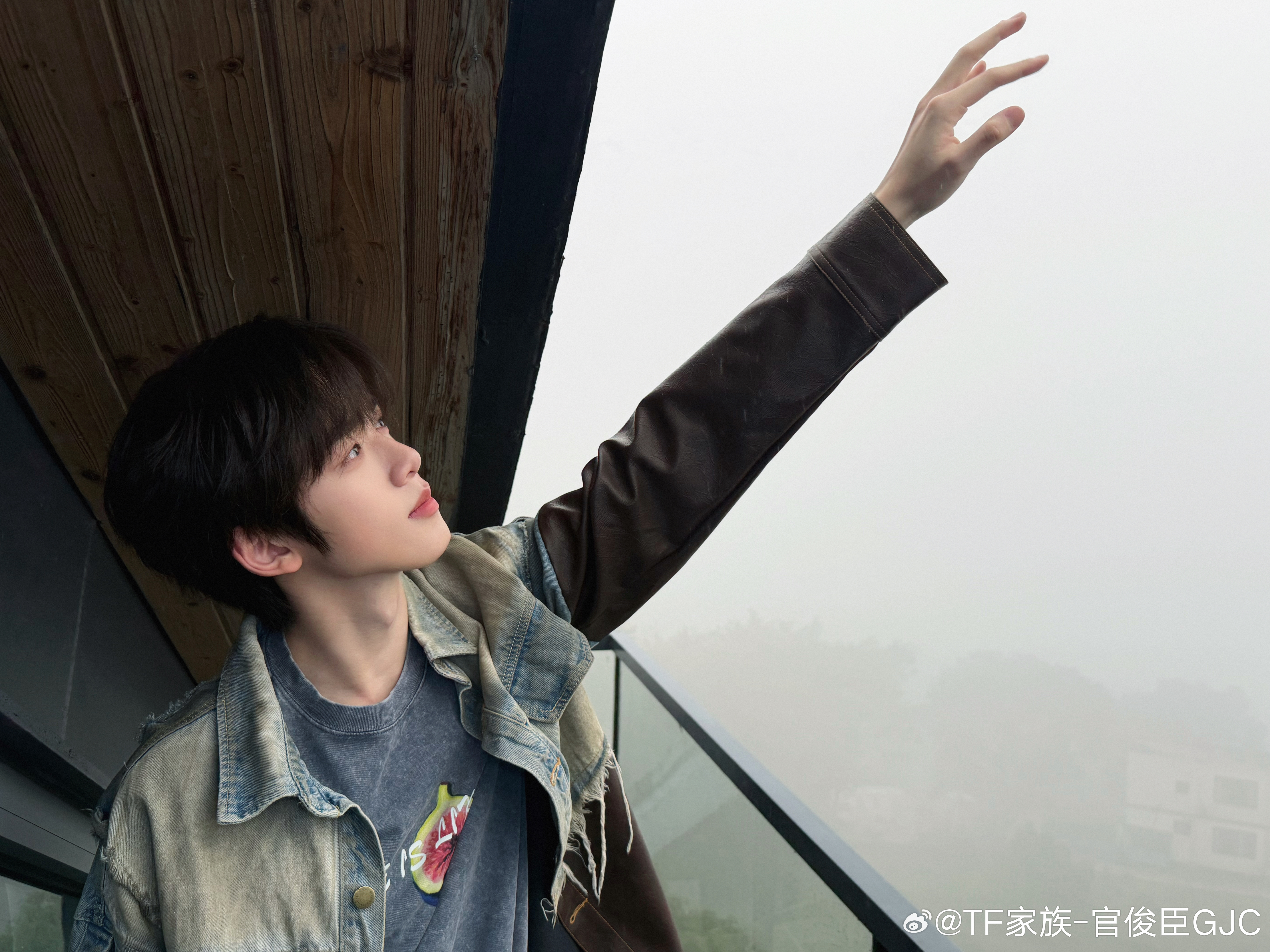 官俊臣帅我一大跳官俊臣牛仔九宫格营业照好帅一张脸太会拍了 ！官俊臣牛仔九宫格