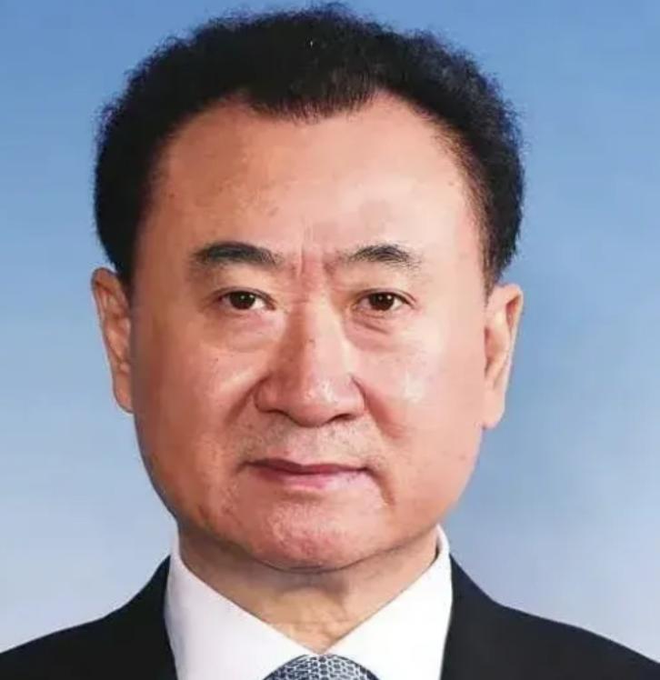 他卖掉了大量的万达广场，连北京万达总部都卖了，不是为了自己，却是为了对得起自己。