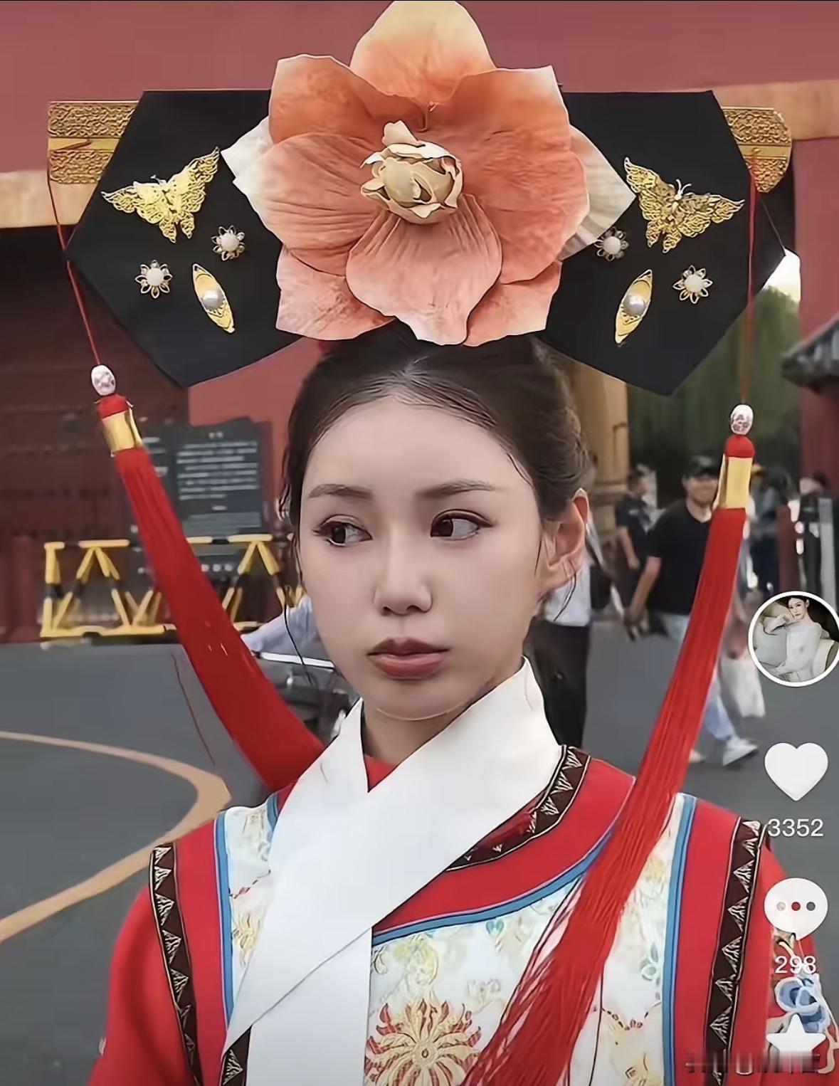 小梅自从和小菲在一起后，她自己已经不是自己了，很多事情，都会和小菲，兰姐关联在一