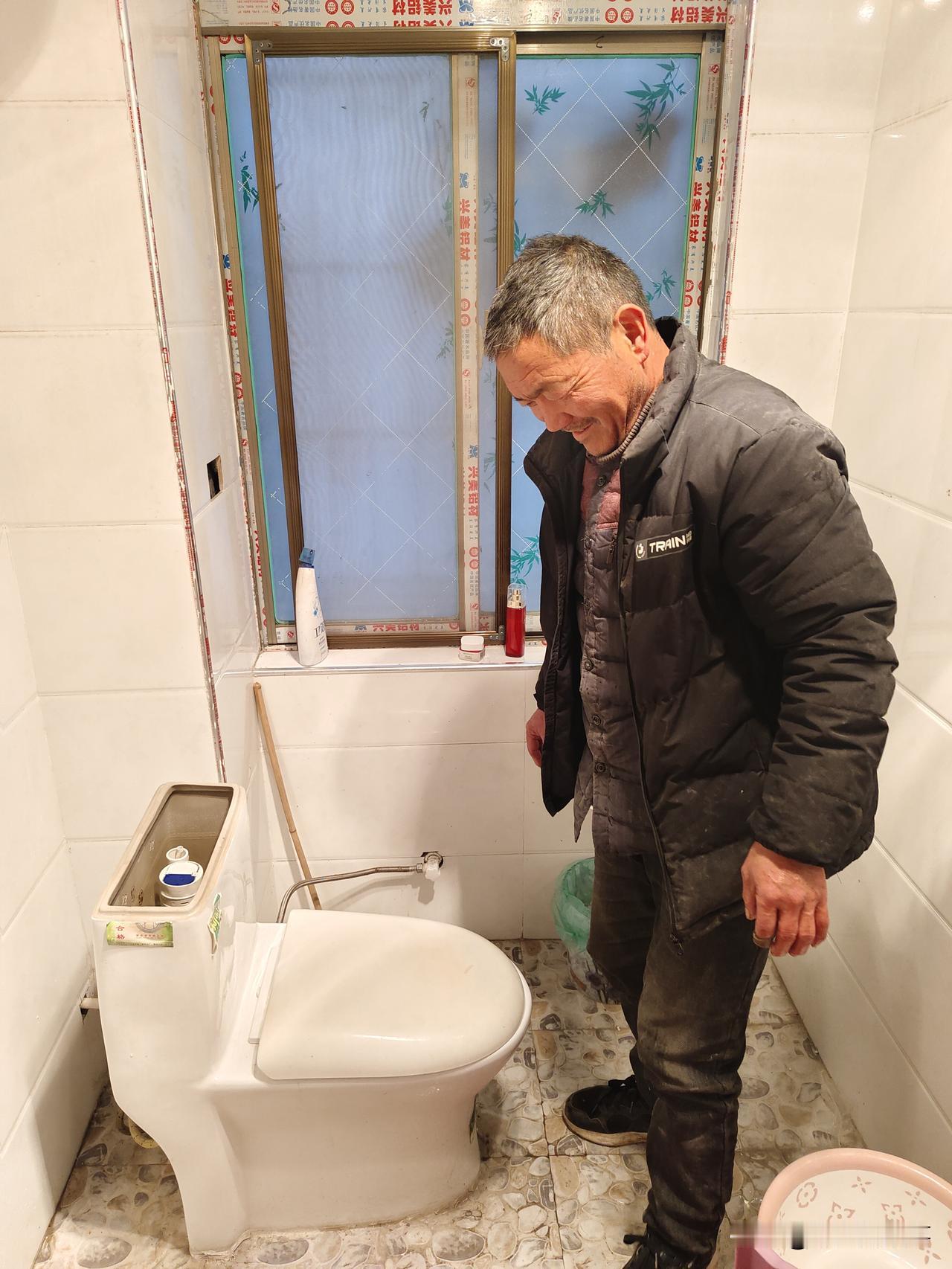 彭先林：扎根乡土三十载 甘做邻里“活雷锋”
 
在河南邓州彭桥，提起彭先林，街坊