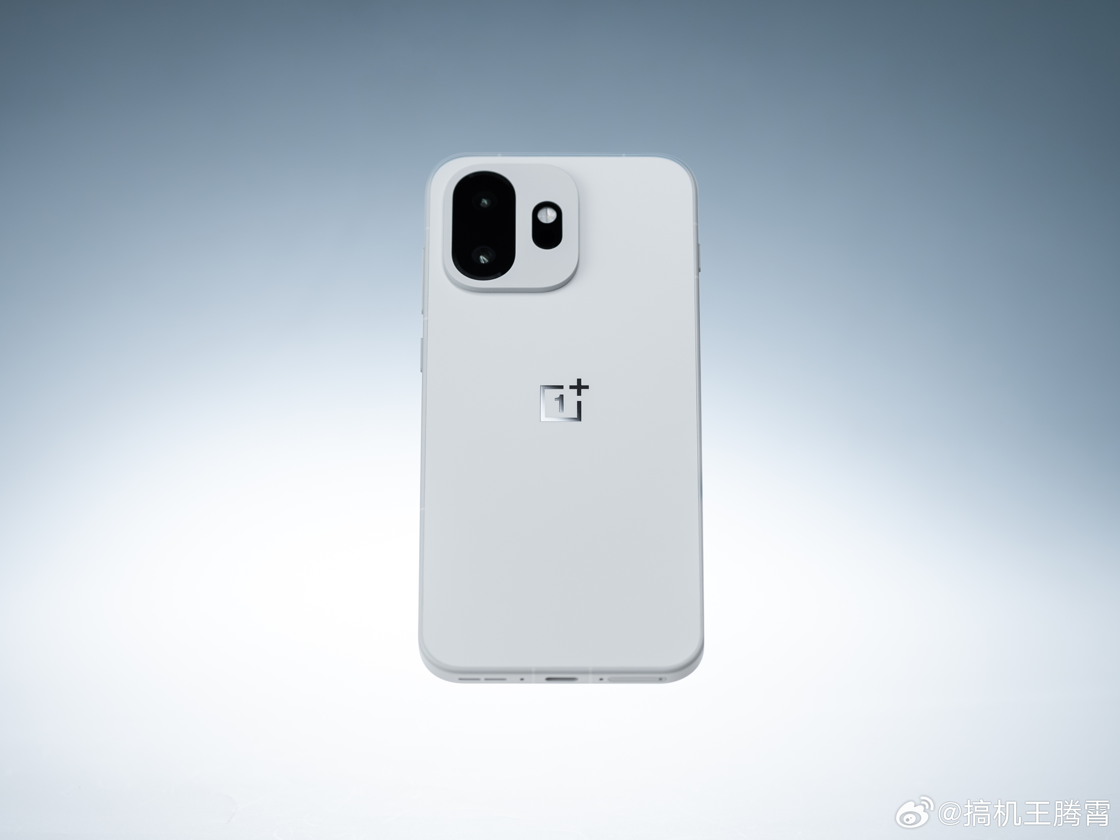 给一加15T拍了组真机图赏，不吹不黑这个白色真心好看，屏幕边框也是相当窄，你们感