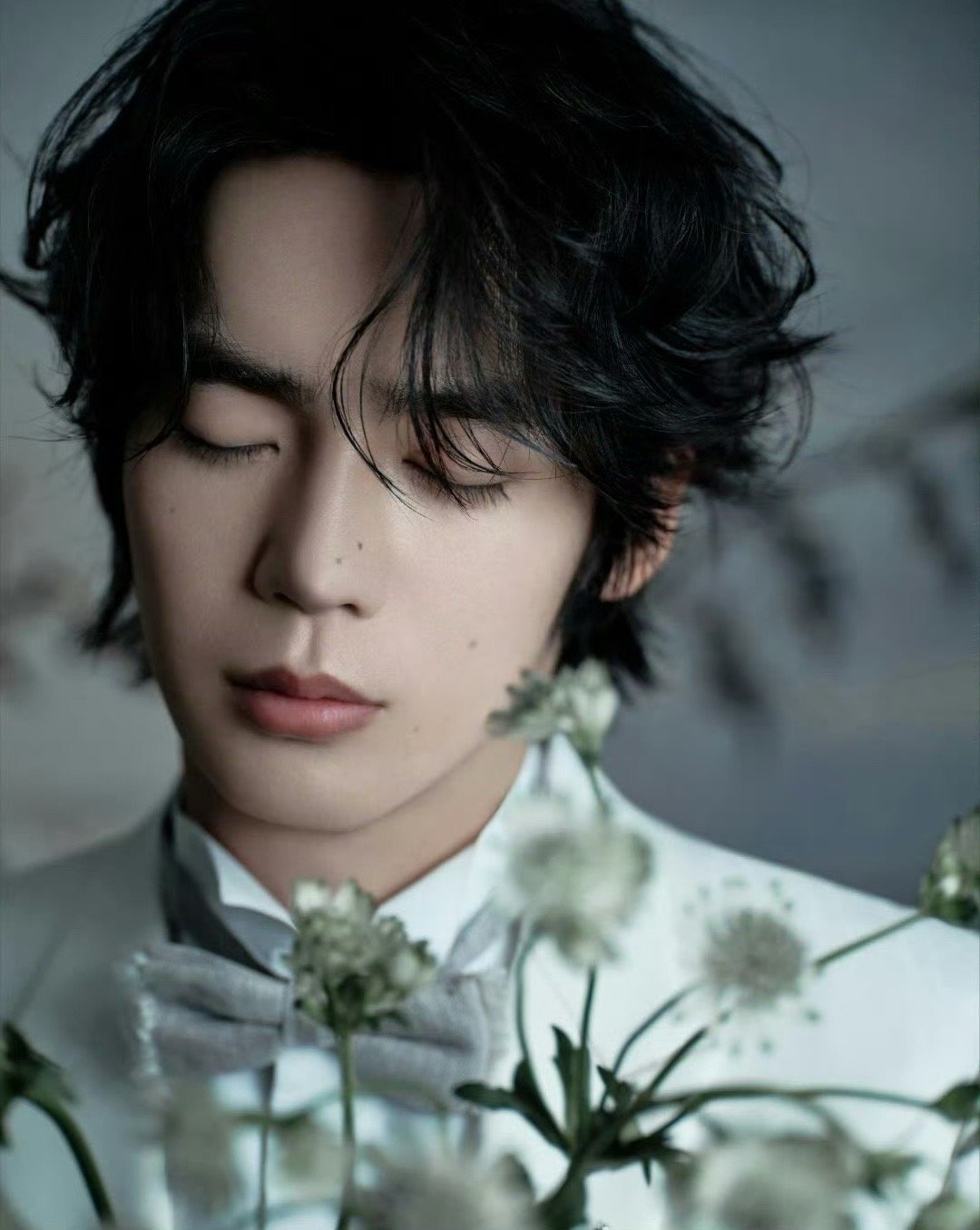 今天是从童话里走出来的白西装小王子吧！卷毛配缎面白礼服，连领结的纹理都在发光✨ 