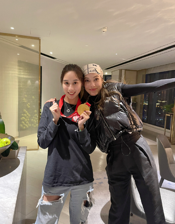 已故赌王何鸿燊四房「最美千金」何超欣与「青蛙公主」谷爱凌，这对横跨名媛圈与体育界