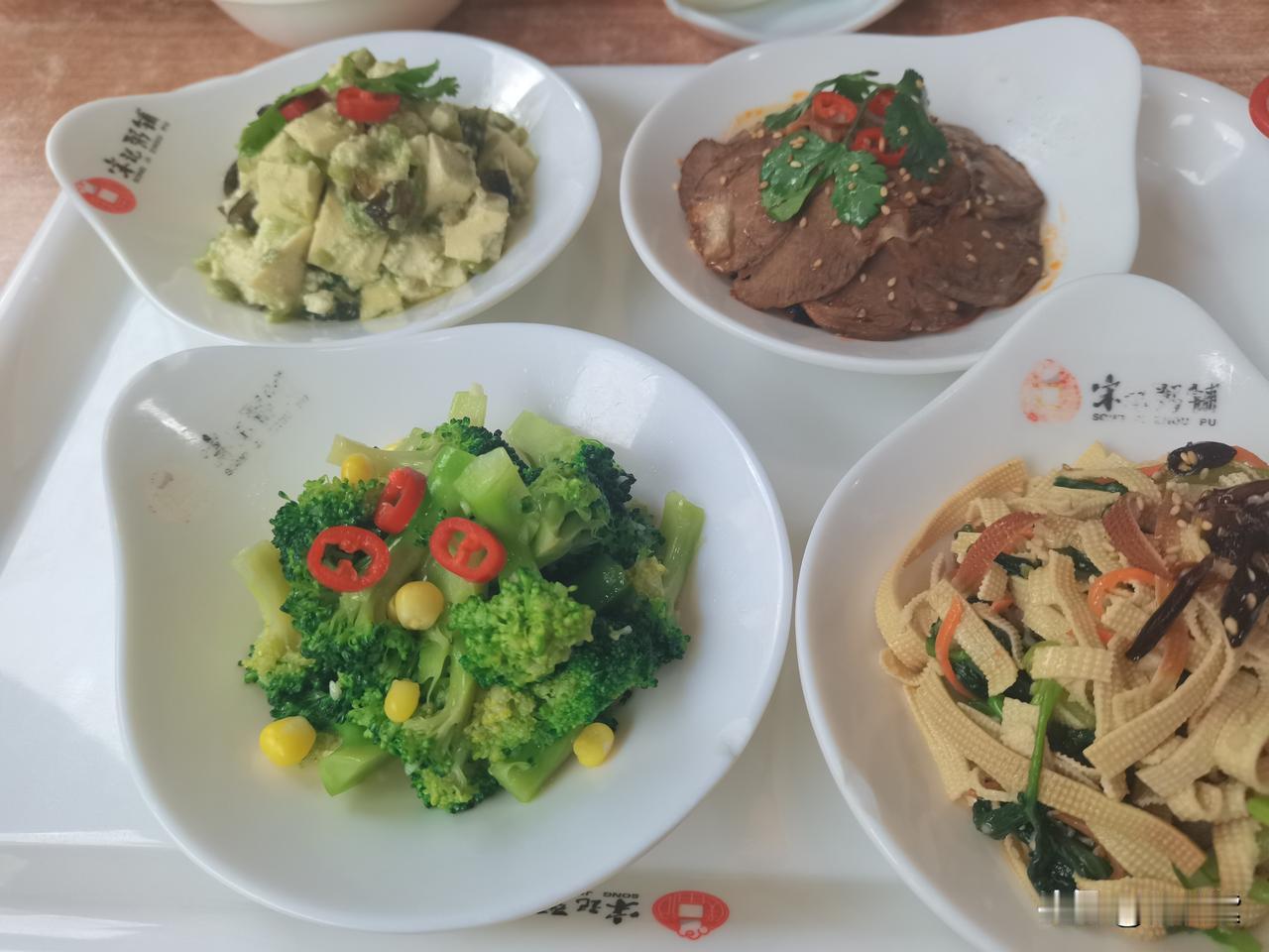 上午11点多，一看手机号显示地是白城，我立刻接了。

是的，我和素老三在宋记粥铺