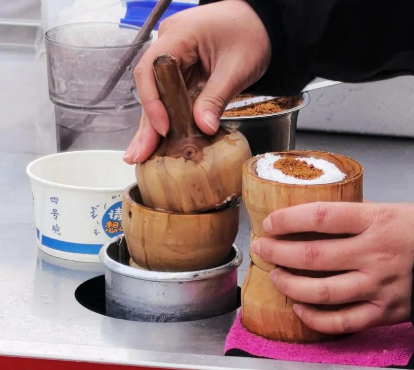 公安老味道回来了！90 后姑娘接过爷爷手艺，顶顶糕香飘街头
很多公安人的童年里，