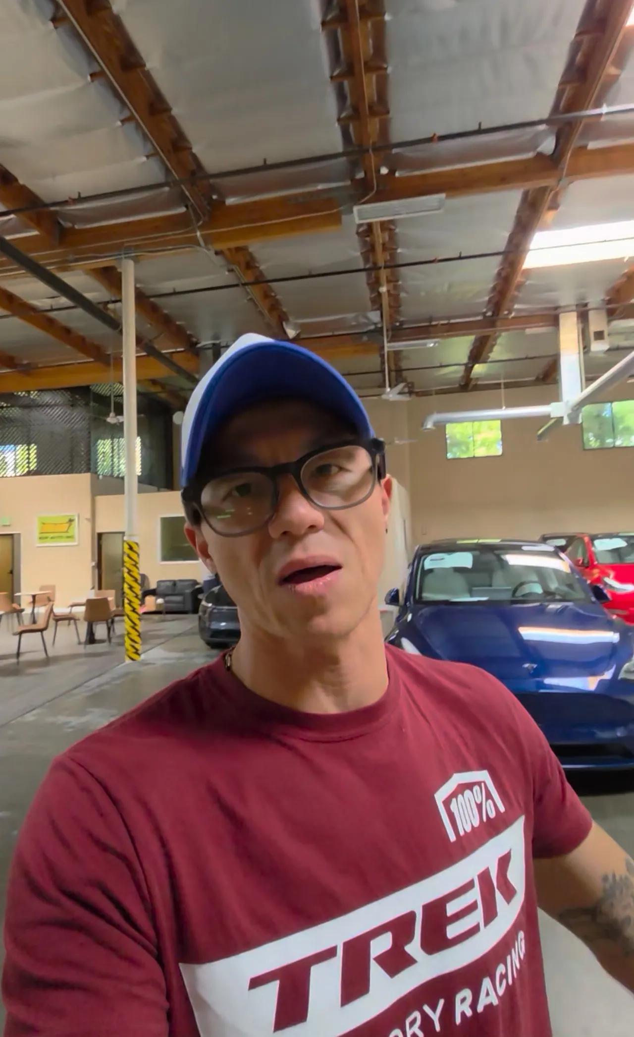 这没想到陈震在洛杉矶还有工作室，并且里面停满了特斯拉，不禁让我感叹陈震的实力，真