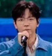 在2026年央视马年元宵晚会上，陆虎、胡夏、白举纲携手中国传媒大学学生合唱团共同