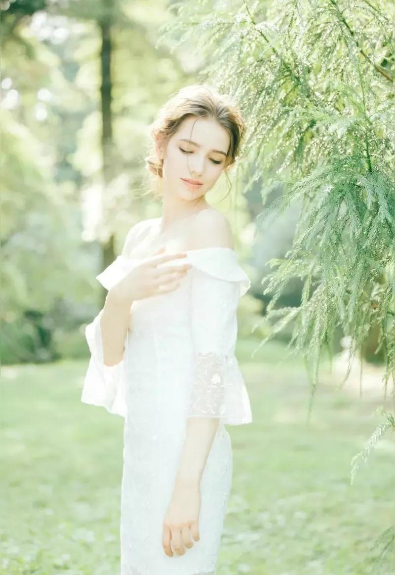 仙气飘飘的森林精灵，温柔的白色长裙，静谧的森林背景。森林仙女裙 梦幻仙纱新娘 森