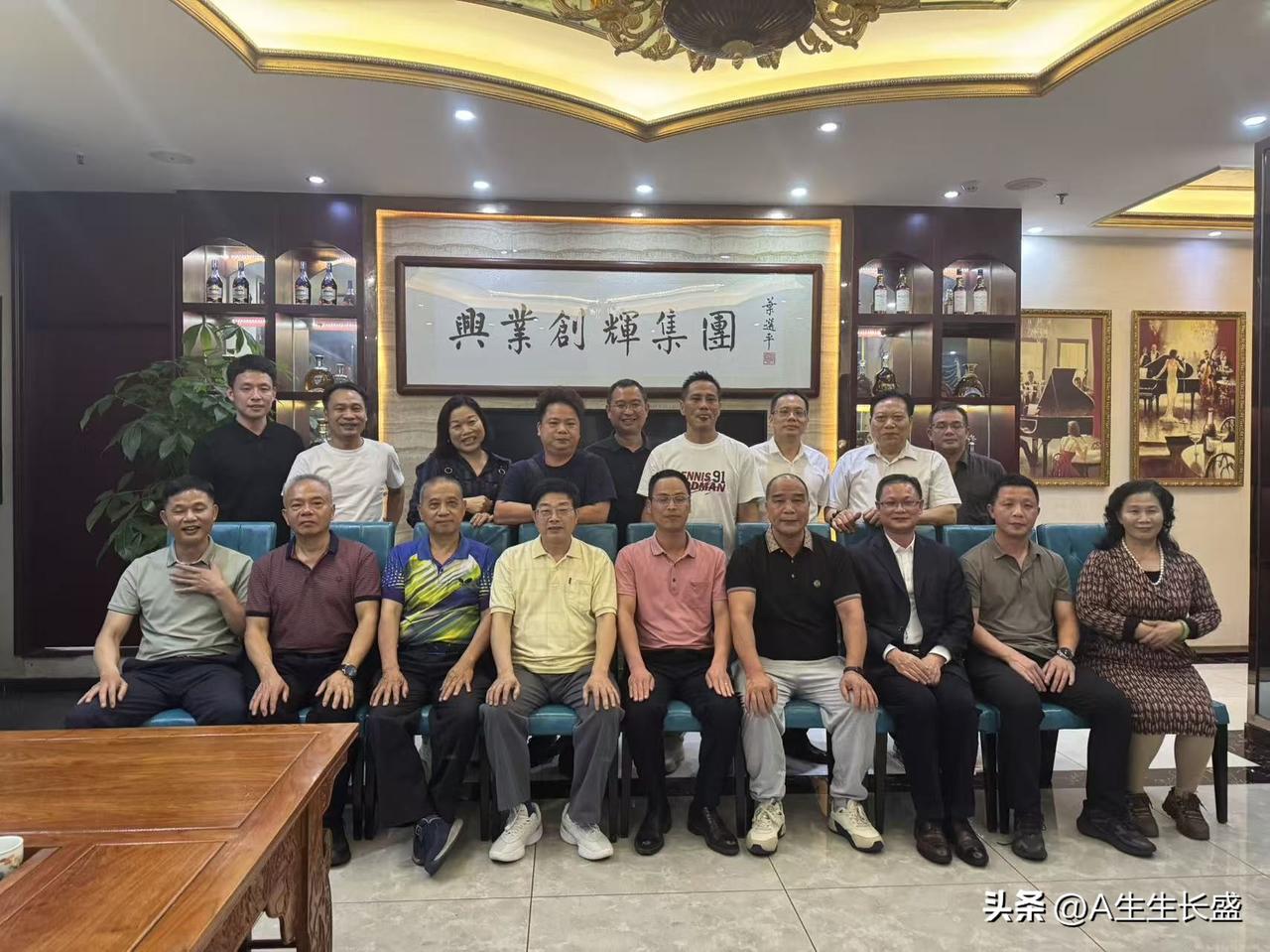 本地乡贤在深大佬（省商会创会长）与本镇新任张书记合影，谁坐C位？书记此行虚心请教