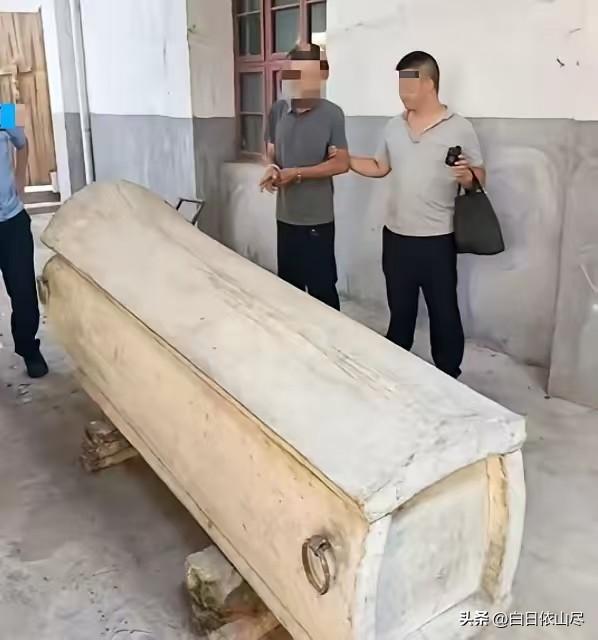 “穷疯了？”湖北，69岁老人在8年前准备了一副柏木棺材，存放在自家猪圈里，谁知，