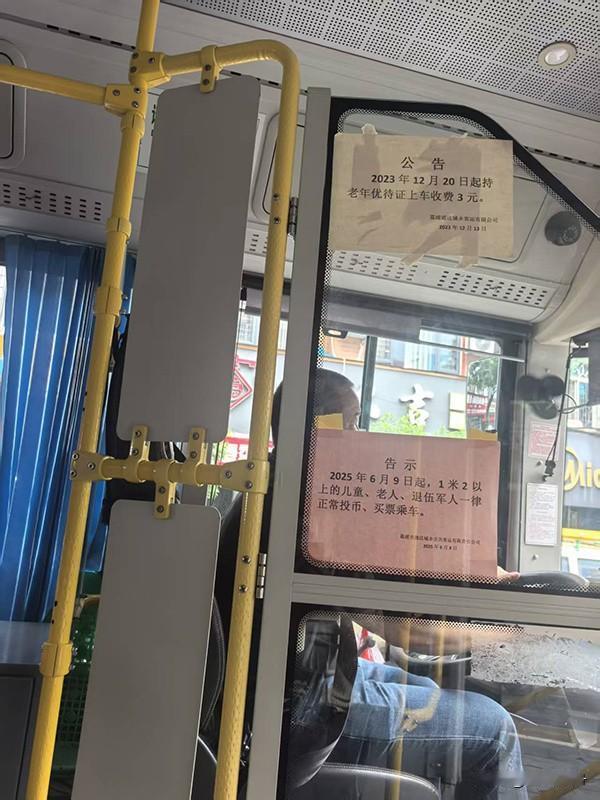 空荡荡的公交车：客流腰斩、亏损承压，城市公交驶向转型岔路口。现在看行驰在路上的公