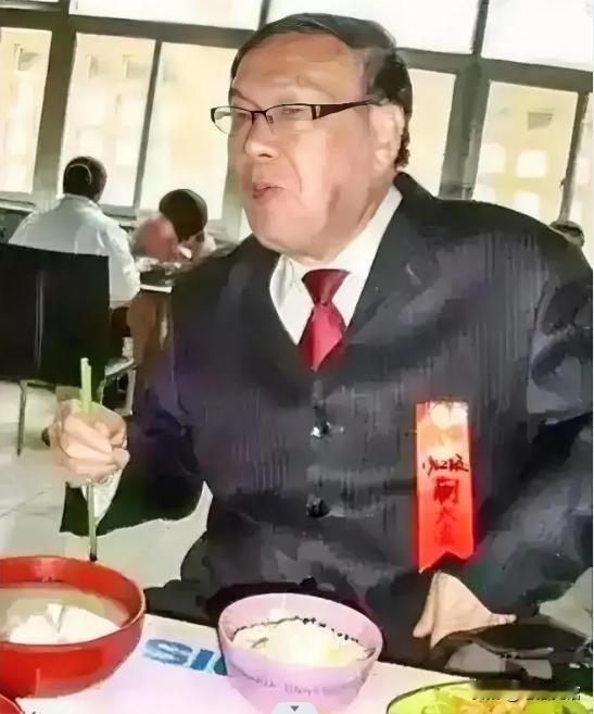2015年的一天，蒯大富在清华大学的食堂里旁若无人地大吃大喝，因为这一天学校举行