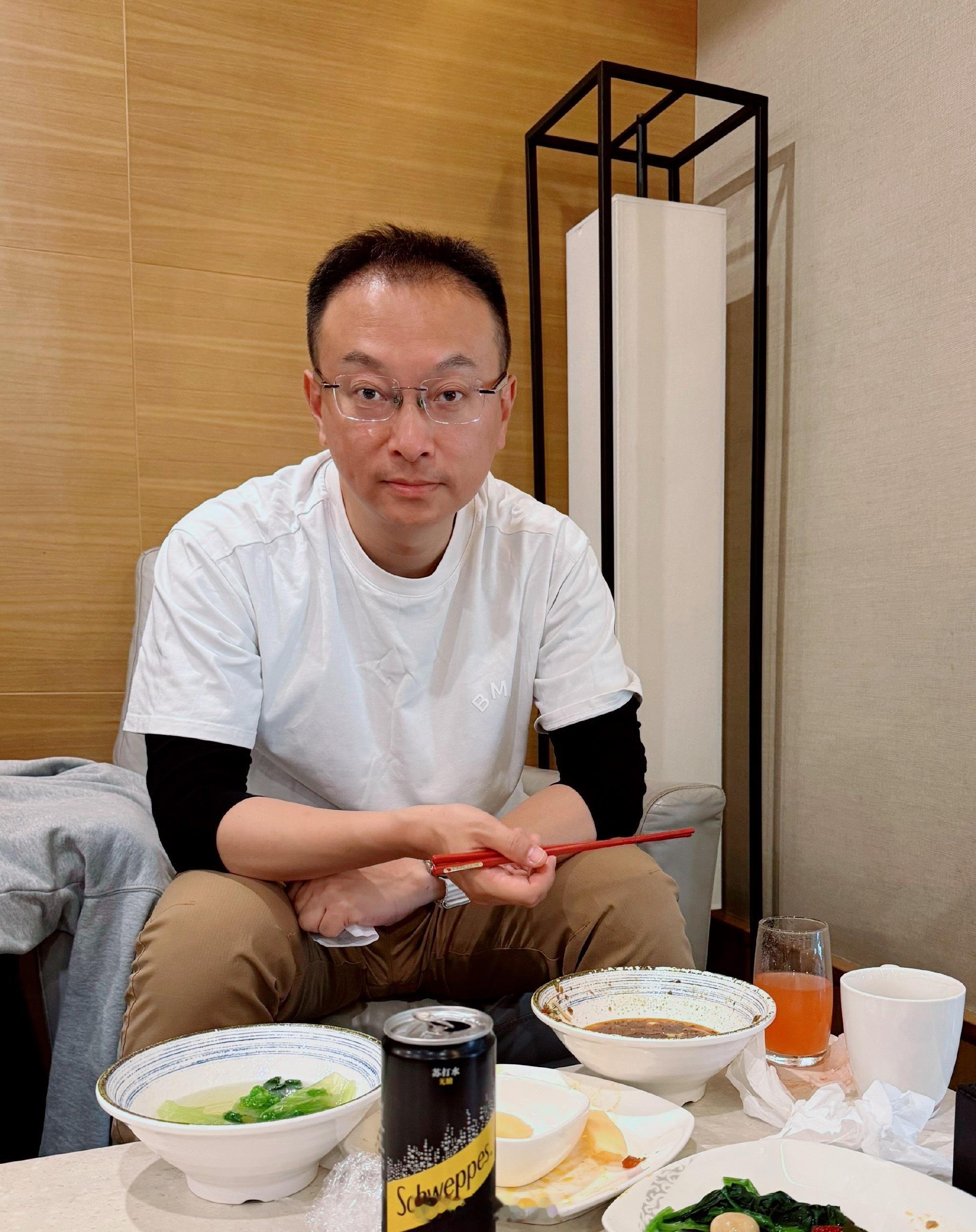 今天蔬菜摄入量应该够了吧，在机场休息室盛了一大碗白水煮生菜🥬！ 成都·成都双流