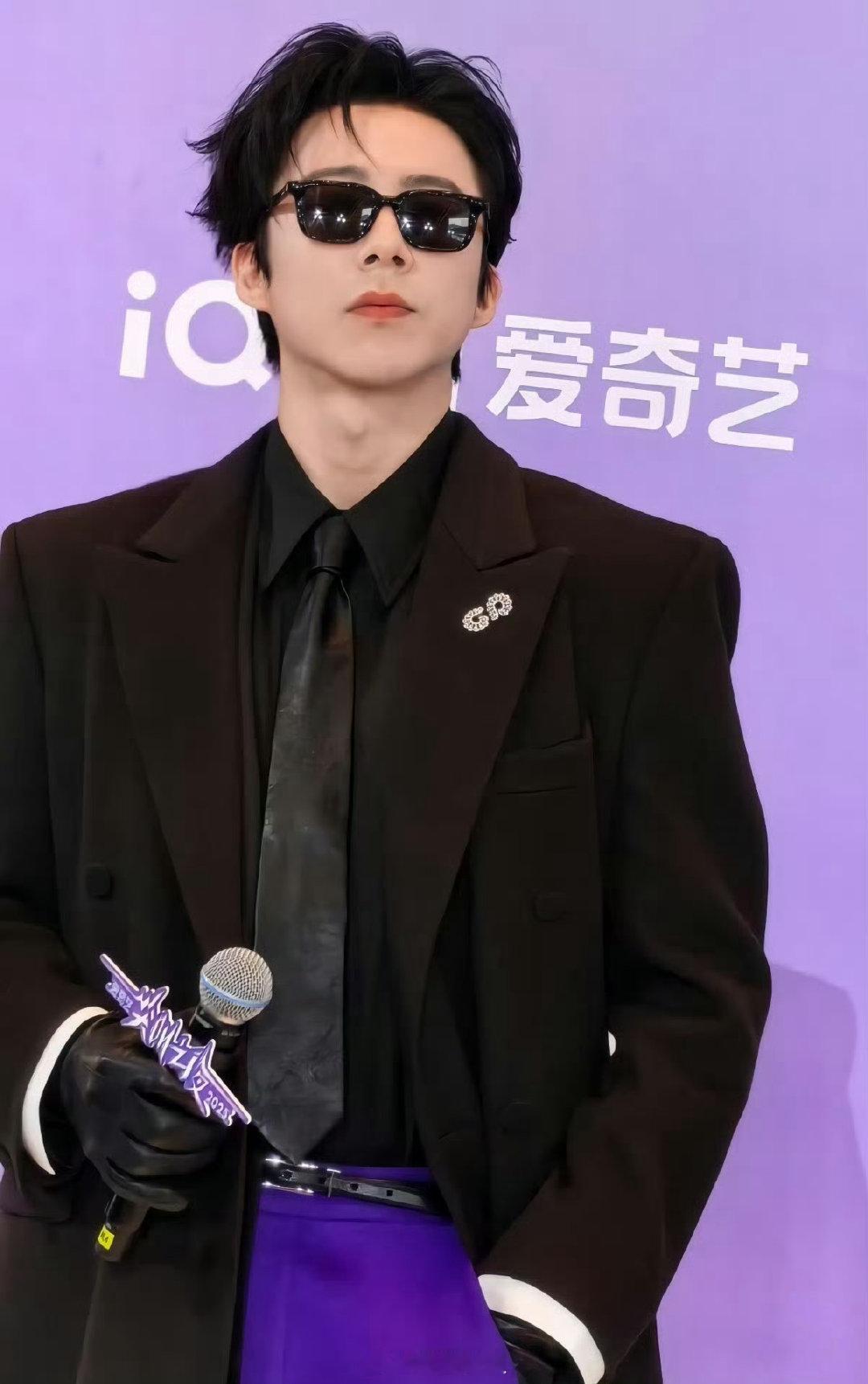 刘宇宁bking登场尖叫之夜红毯刘宇宁bking登场！！！法律可不可以禁止此男歪