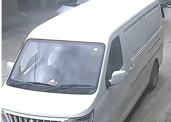 又一爆炸性新闻：10月15日下午1点30分左右，辽宁建平县黑水镇大营子村，一名3