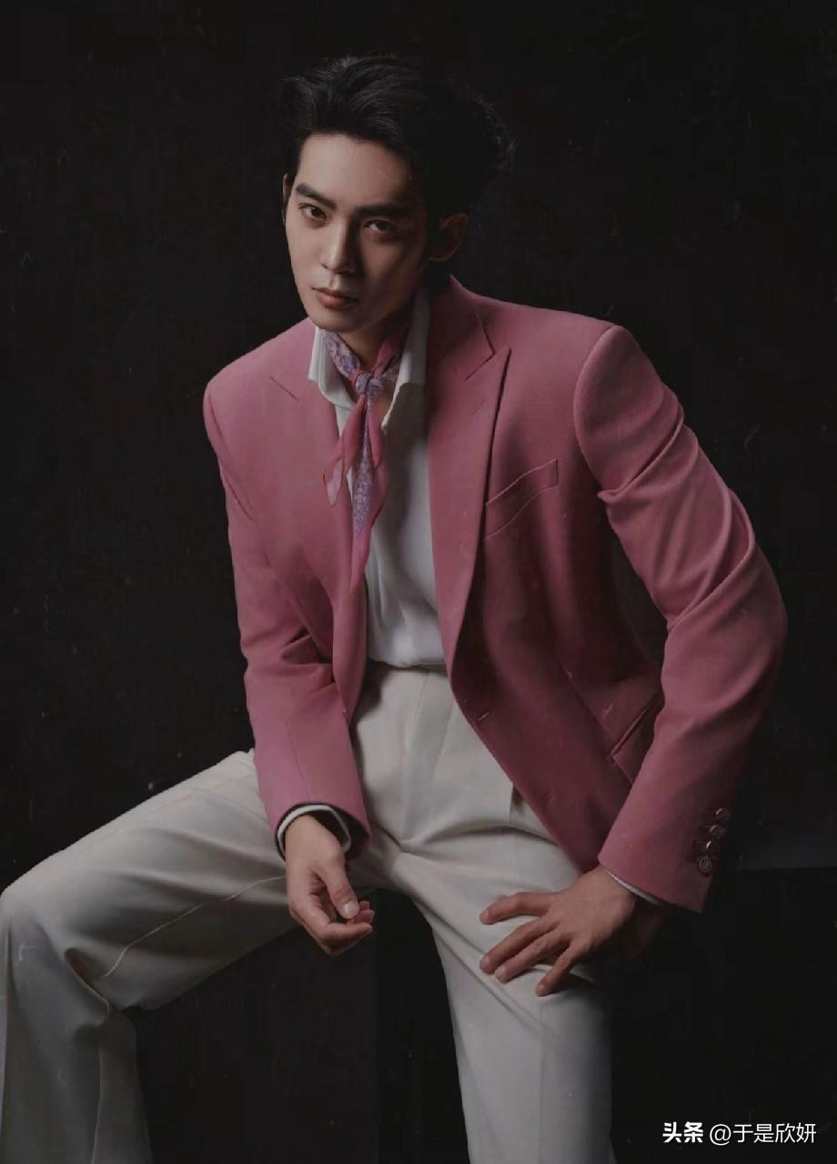 于适杀疯了！粉色西装贵气逼人，这才是内娱古装男神的现代装天花板晒图笔记大赛于适这