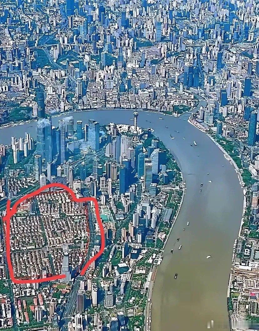 上海市，从高空俯瞰，东方明珠后面好大一个村落，这个村长有点牛逼哦，整个村治理的整