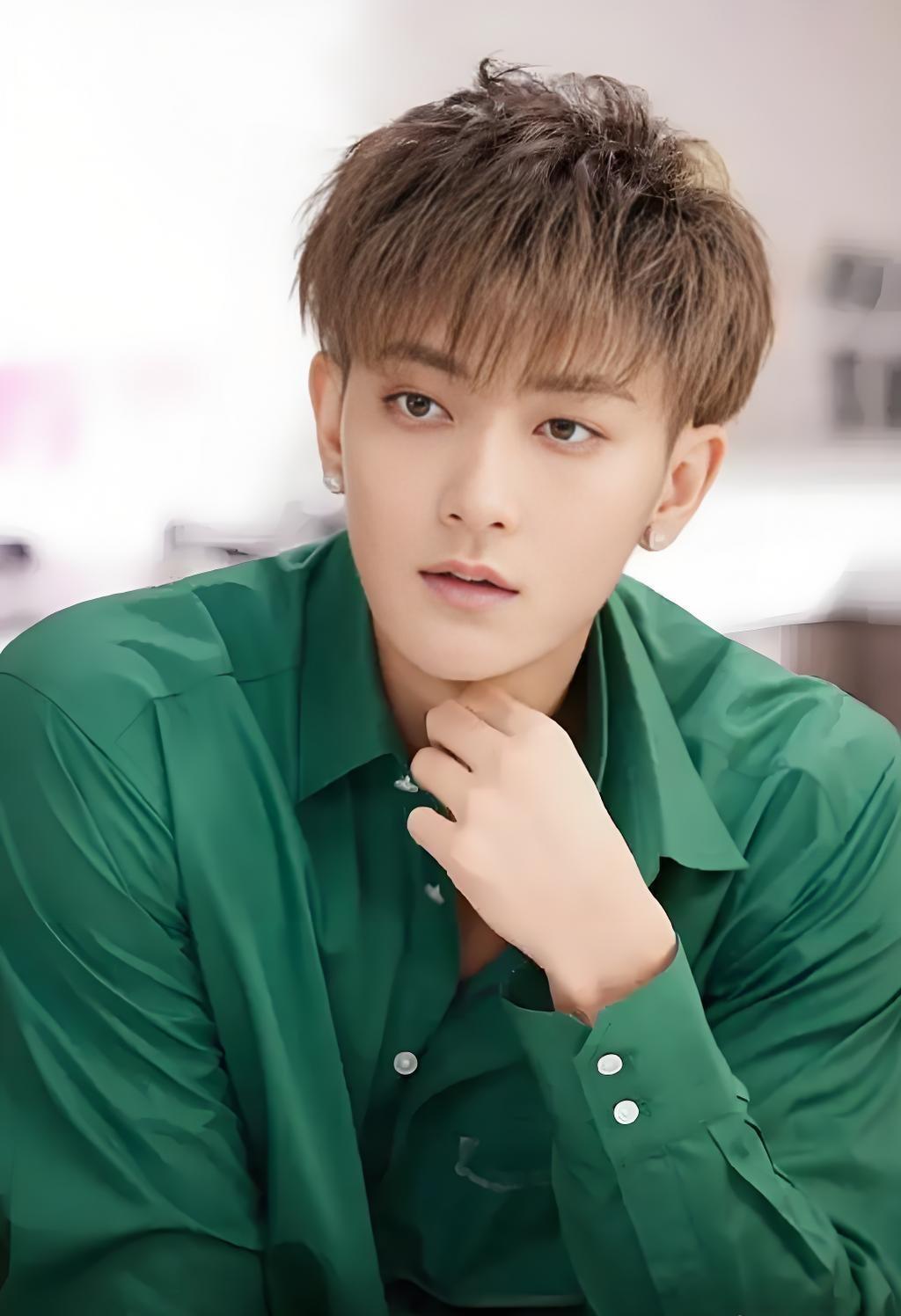 黄子韬直播在线澄清，自己不是秃顶，只是后脑勺秃了。减肥过猛疯狂掉发，听妈妈的话涂