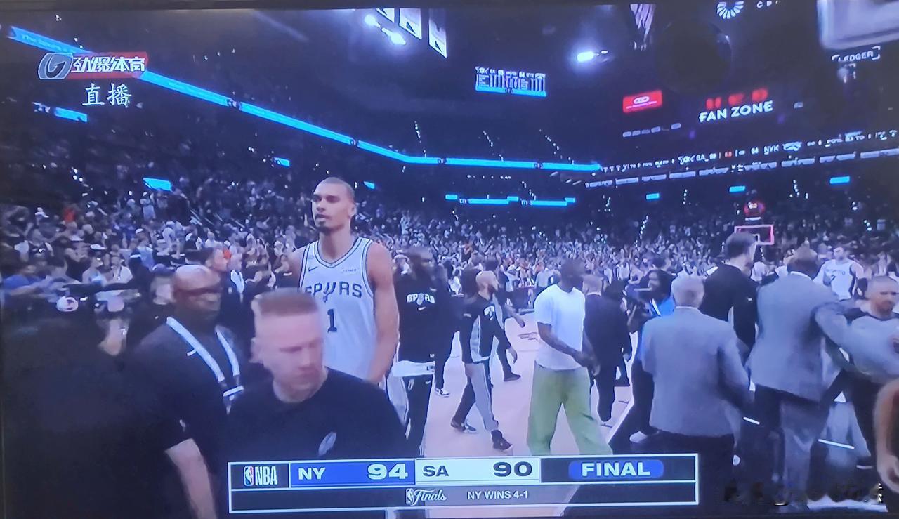 马刺队真的是太拉胯了！NBA总决赛G5焦点之战，尼克斯队在马刺主场94：90战胜