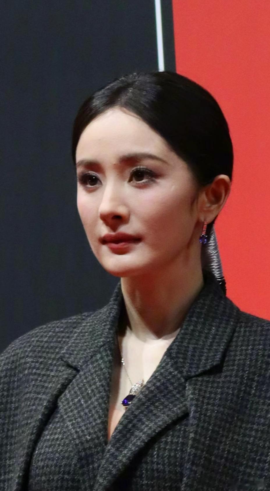 这个死亡顶光杨幂真扛住了杨幂骨相皮相都很美！最难得的是不仅美，还有自己的特色，在