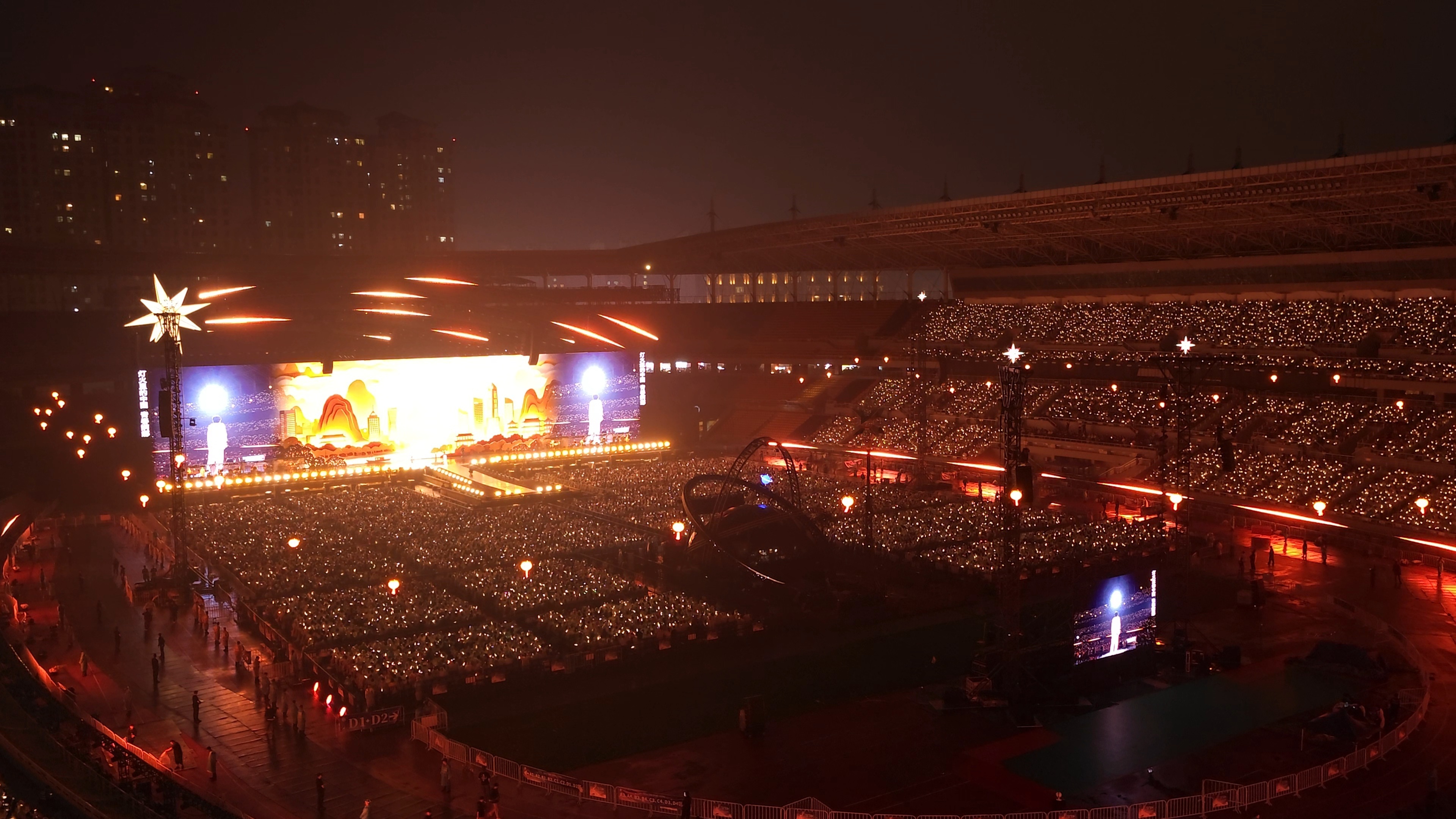 周深周深雨中献唱鸿雁周深呼和浩特演唱会      呼和浩特也是人气爆棚，高朋满座