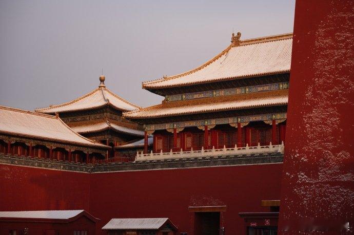 李现镜头下的故宫李现晒自己拍的雪后的故宫，构图没得说。李现拍了雪后的故宫