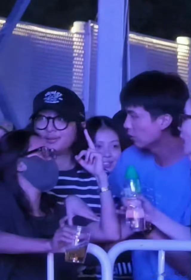如果李亚鹏现在就在阿那亚，绝对不会允许这种Ryan，随便靠近自己的女儿李嫣 ​​