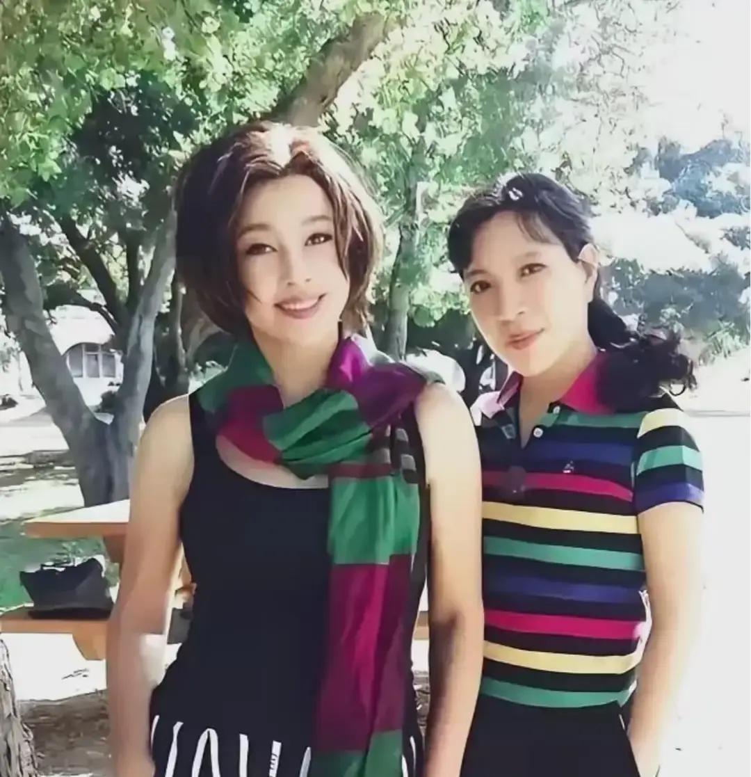 凌晨4点化妆间。
她咬开第三颗水煮蛋时，监视器正回放昨天拍的镜头——74岁的女人