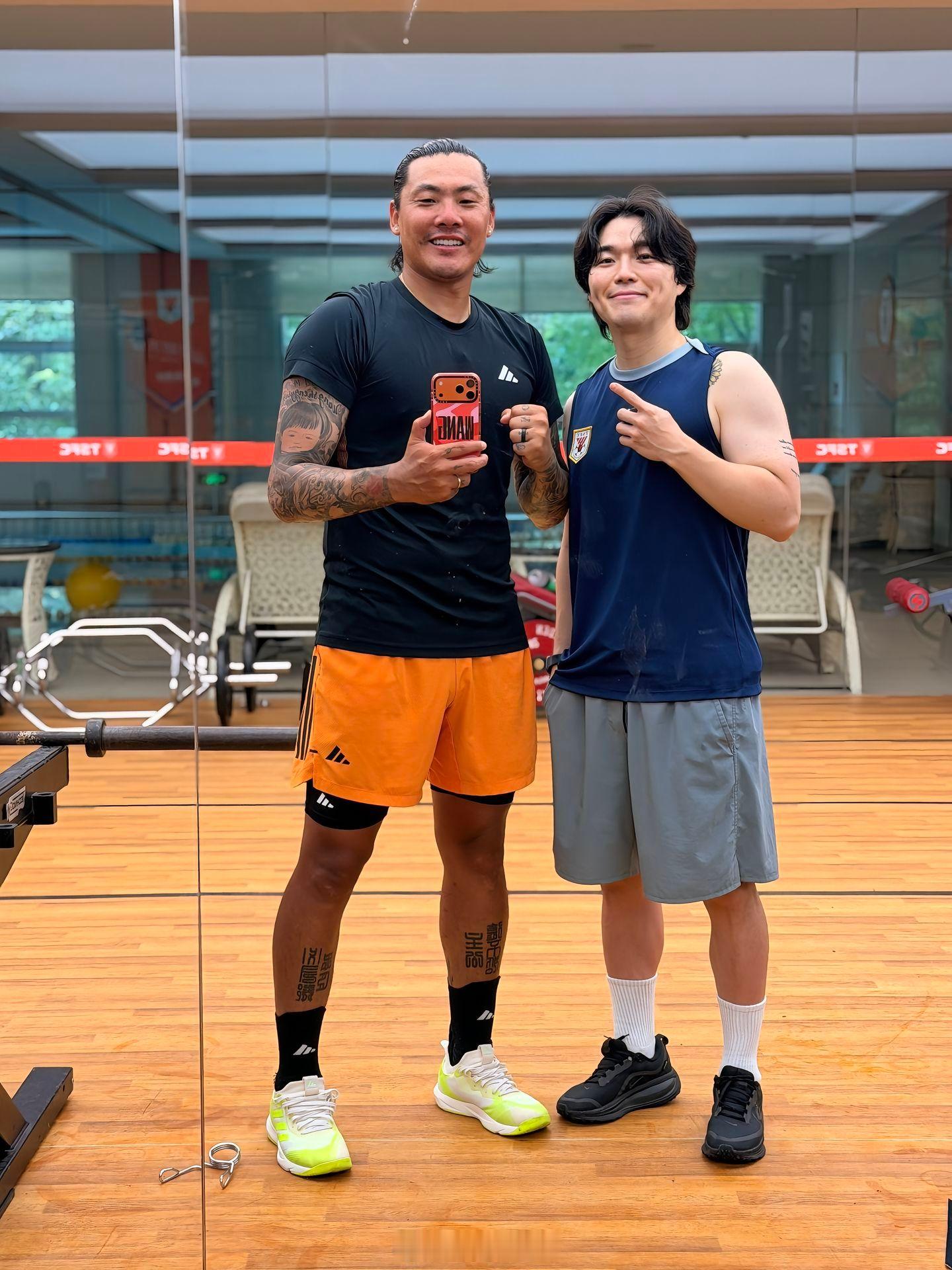 王大雷更新社媒并配文：康复是件很辛苦的事情 我们要开心的康复！山东泰山自由橙