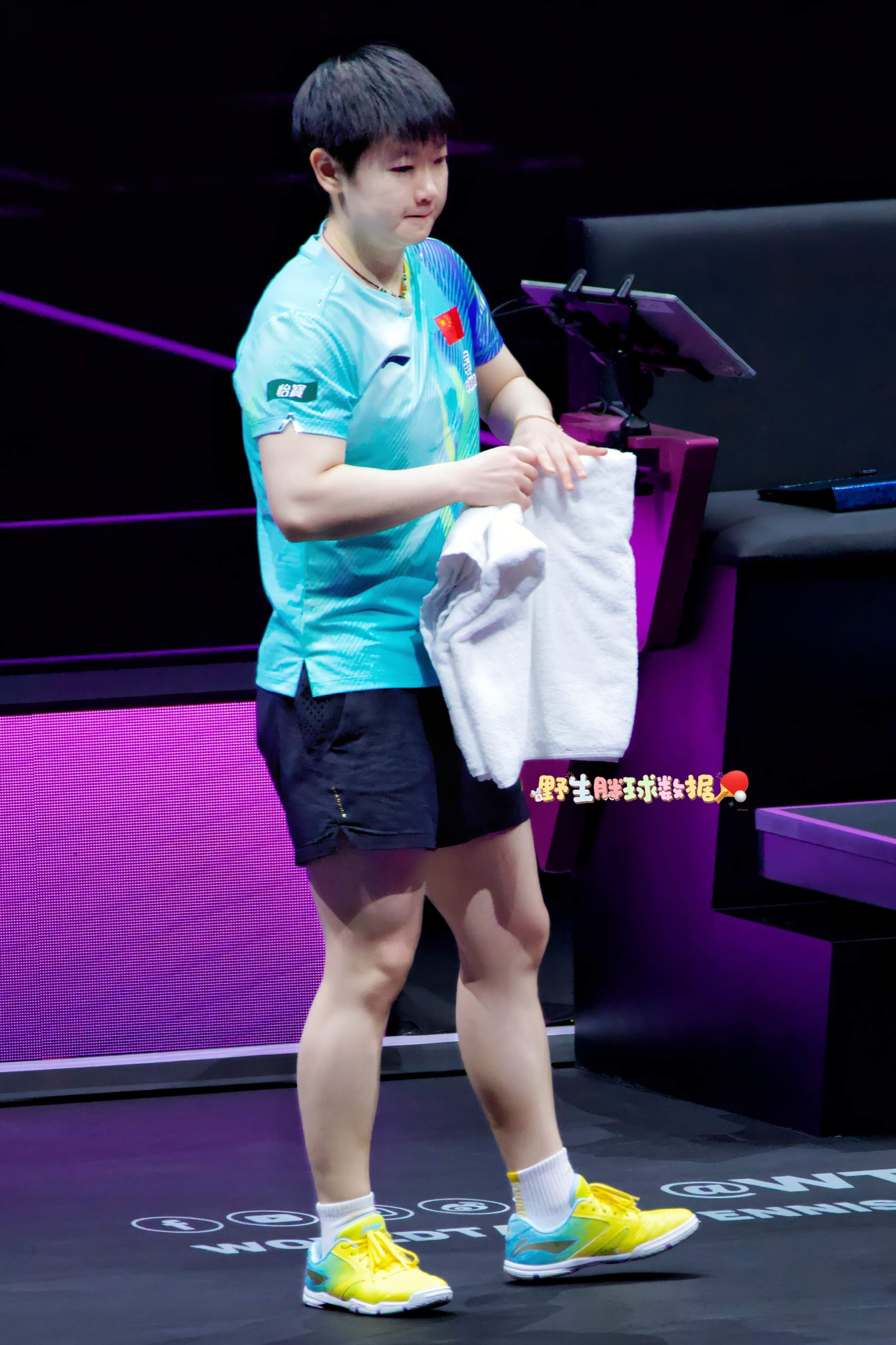 嗯，朋友拍的两张莎莎特意跟大家分享出来，希望大家心情好一点，反正我看了，我心情好