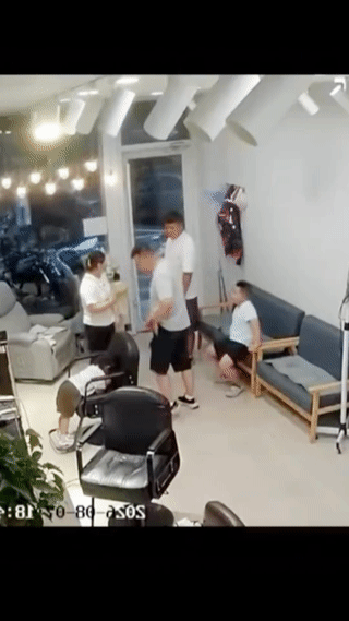 这个小男孩真是太调皮了！
竟然让老爸当众出丑？