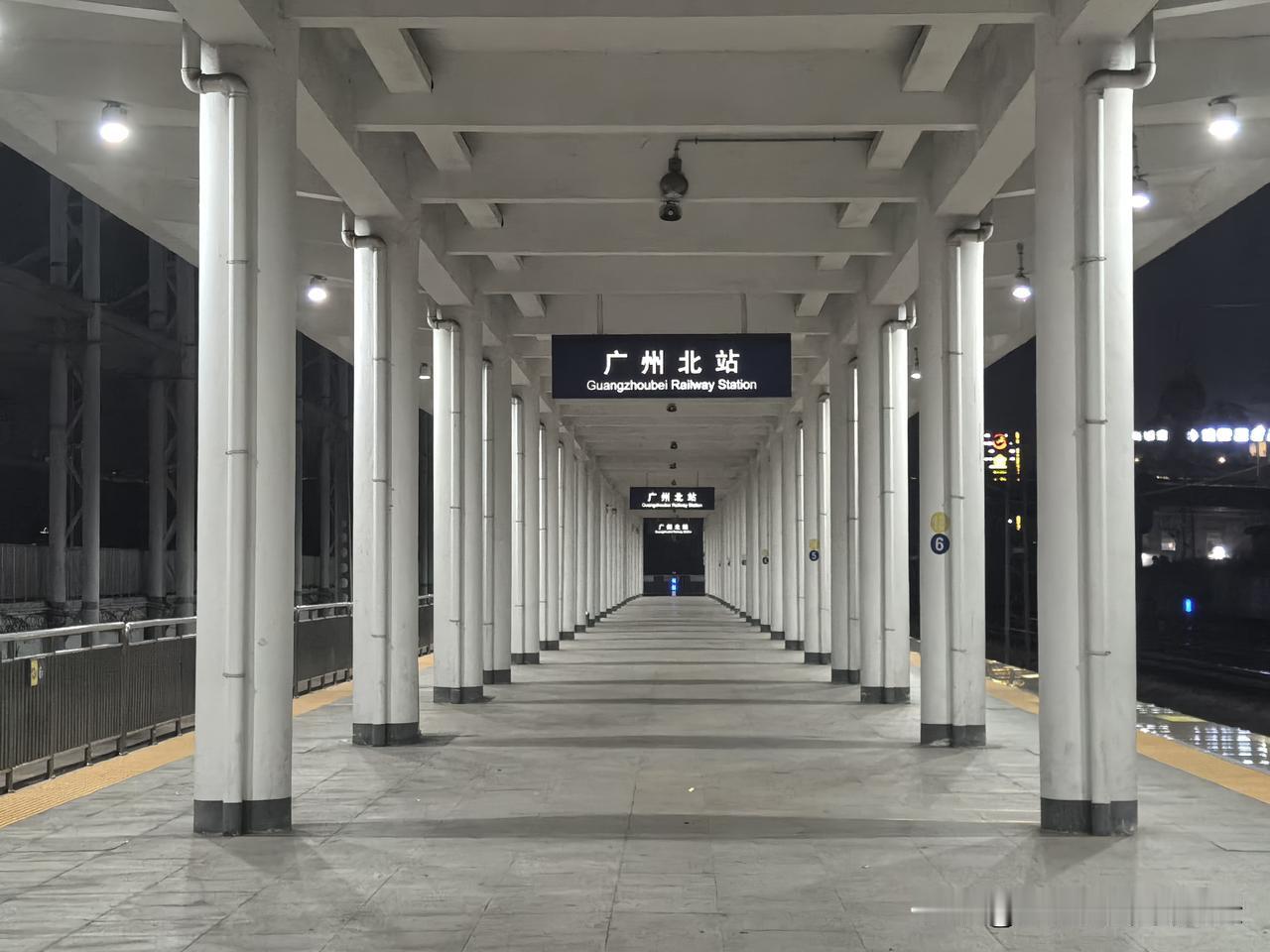 广州北站，西侧的进站口和候车区域是在花都站的站房内，站房二楼有一部分是给广州北站