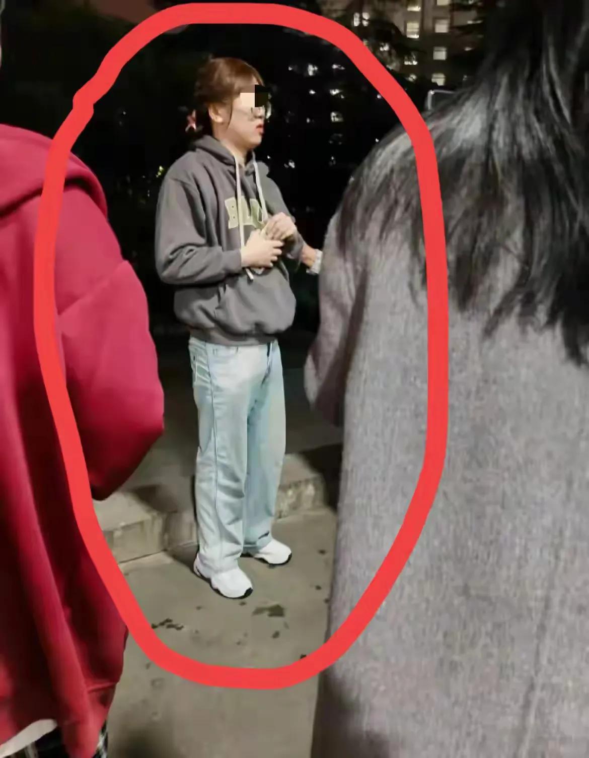 安徽男大学生穿女装进澡堂偷拍被抓现行，男子不说话还真不好分辨男女，样貌似女生。