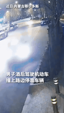 强烈建议这位鄂尔多斯司机去玩赛车游戏，别上路！酒后开车撞完车又拖护栏百米，倒车逃