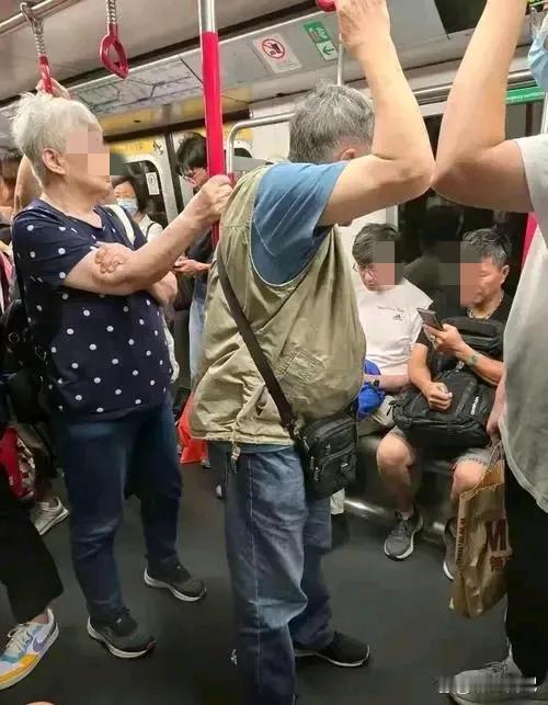 70多岁的老人在家待着觉得烦闷，吃完早点后，上班高峰已过，便带上干粮和水，乘坐公