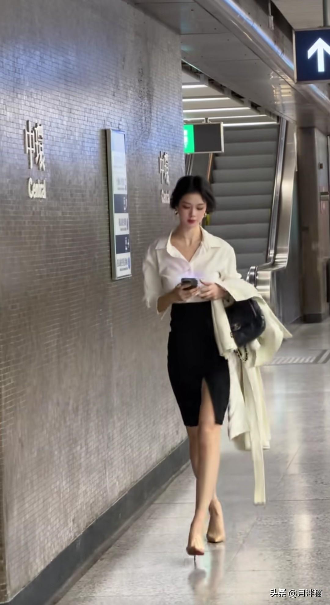 中环地铁上总能看到各种自拍美照的场景。就像之前网上流传的照片，有位灰白短发阿姨在