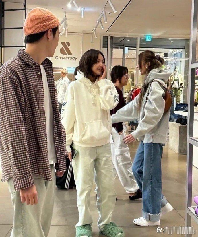 Lisa素颜出门，现在看起来竟然有点像王嘉尔女装的感觉 ​​​