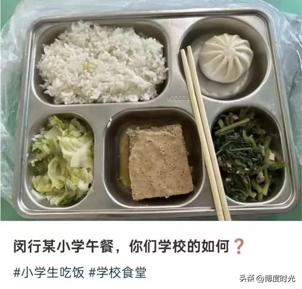 9月15号，上海不少中小学学生的午餐出问题了！那虾仁炒蛋就像打翻的“生化武器”，