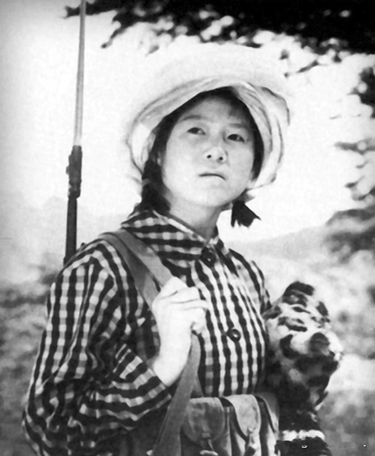 1975年，湖北神农架几名妇女正在田里挖洋芋时，女孩跑到不远的树林中上厕所，听到