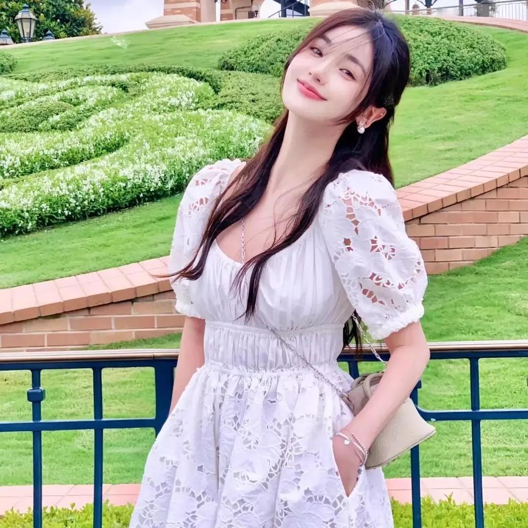 阳光下的甜美少女，绿意盎然的公园背景。