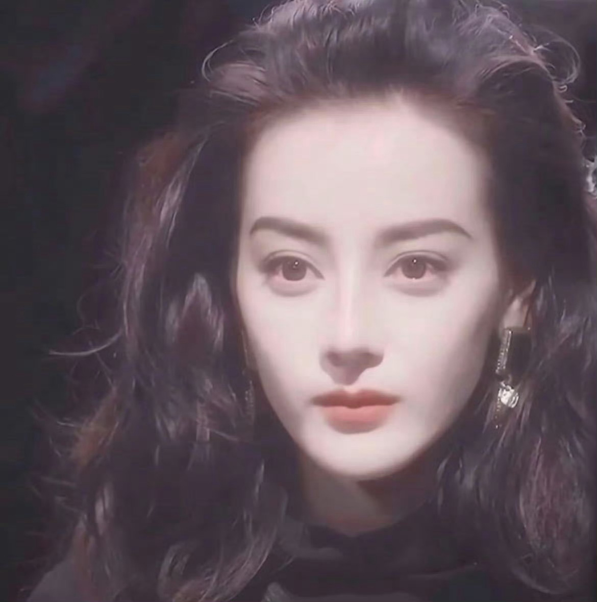 【迪丽热巴】多少年以后她也会成为大家心里的时代美人 ​内场喝酒的迪丽热巴 ​​​