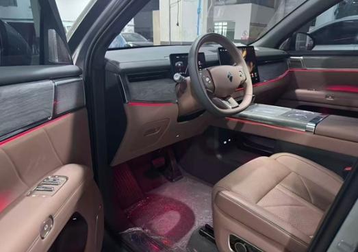 说到问界系列，我想只要关注过新能源汽车，过年走高速的时候会发现大批用户开启了小蓝