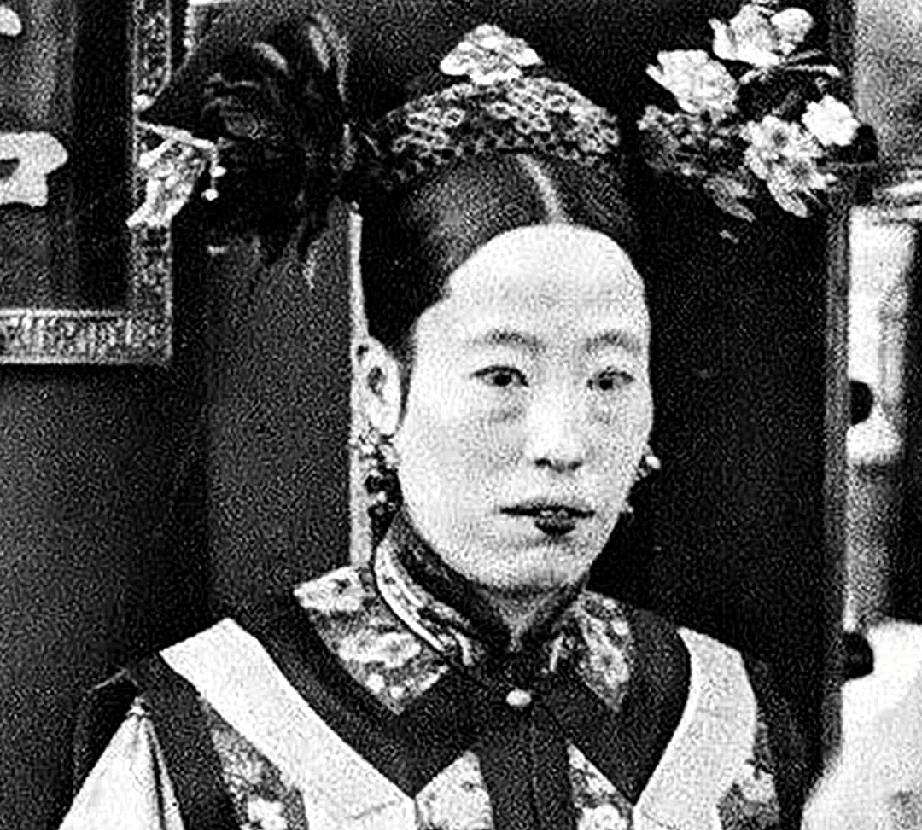 1889年，隆裕嫁给了光绪，新婚当晚，光绪跪地大哭："我不能与你同房！"没想到守