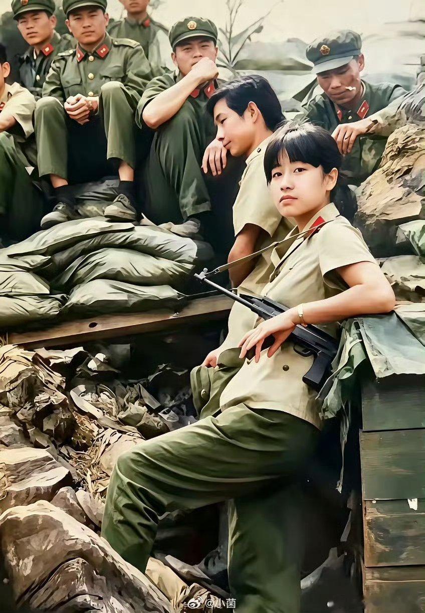 1987年。云南老山前线，一位女兵挎着79式微型冲锋枪。 ​​​这位姑娘如今也得