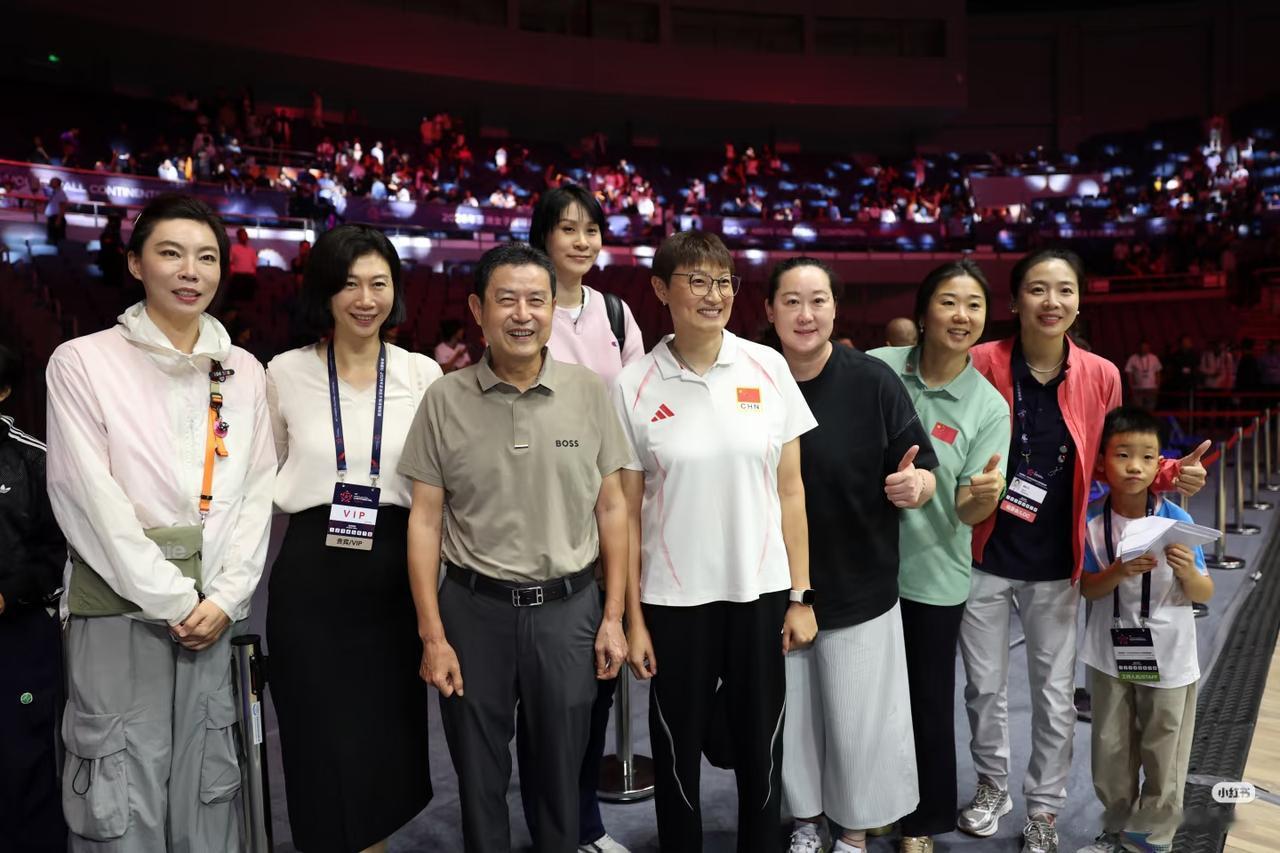 亚锦赛期间，陈忠和众弟子津门聚会，李珊、张平、张娜、魏秋月津门四位女排奥运冠军聚