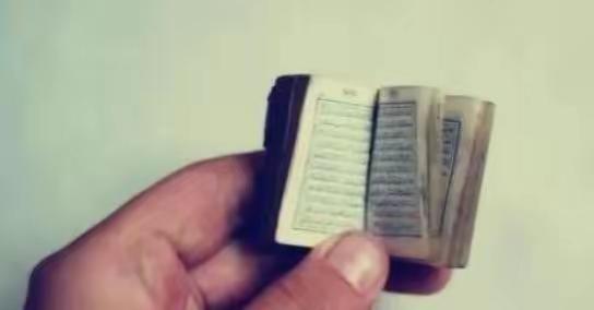 1959年，银川市一工地，正在拆除原马鸿逵的兵营，突然从墙缝里掉下来一小铜盒，工