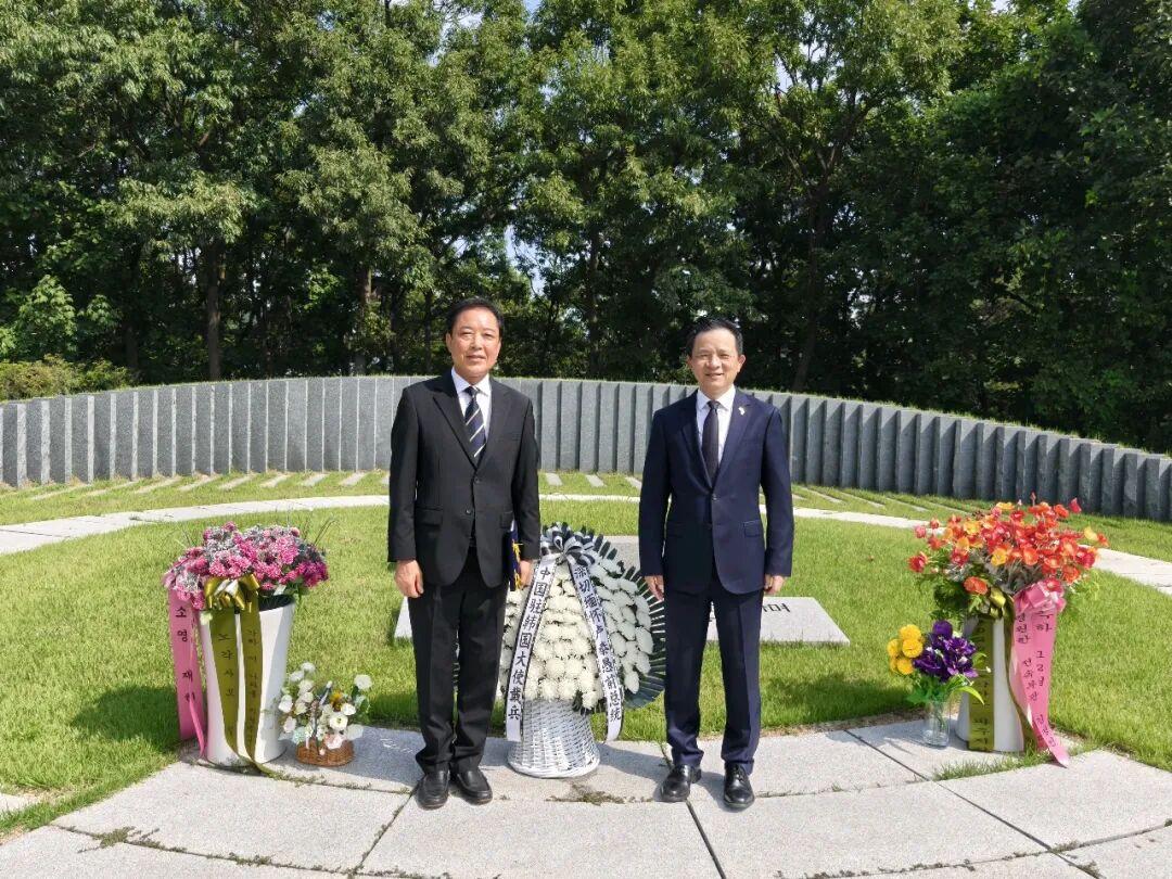 一个韩国前总统去世多年后，为什么中国驻韩国大使连续两年专程前往他的墓地祭扫？
答