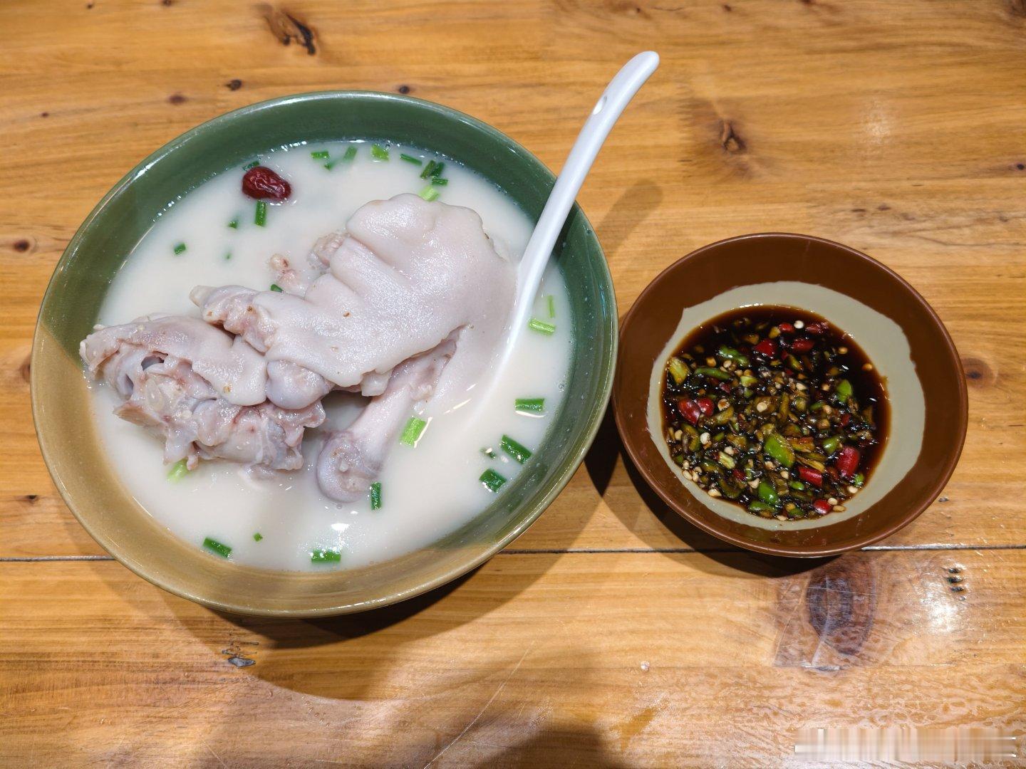 来成都，吃上我心心念念的正宗蹄花了广东胃就不火锅了，明天车展上厕所跑不赢 成都
